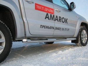 VolksWagen Amarok пороги труба d76 с накладками (вариант 1) VAT-0007961