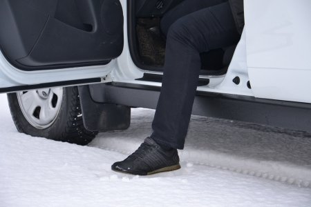 Защита порогов "Чистые штаны" Renault Duster (черное тиснение)