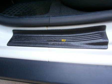 2011 -   Renault Duster Накл. на пороги (в проем задних дв.) МИ ABS пластик , с тиснением, матовое исполнениеНакладки в проем задних дверей 2 шт.