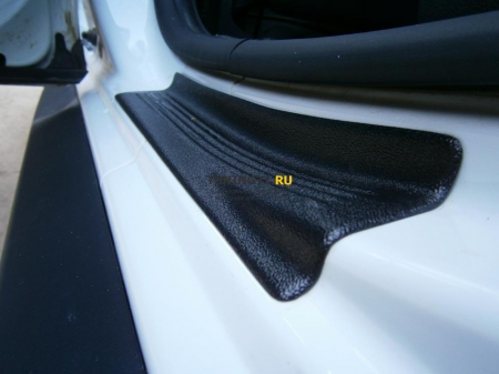 2011 -   Renault Duster Накл. на пороги (в проем задних дв.) ABS пластик , с тиснением, глянцевое исполнениеНакладки в проем задних дверей 2 шт.