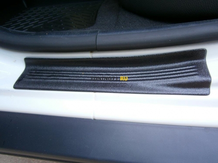 2011 -   Renault Duster Накл. на пороги (в проем задних дв.) ABS пластик , с тиснением, глянцевое исполнениеНакладки в проем задних дверей 2 шт.