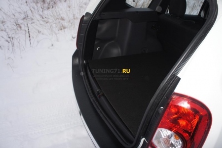 2011 -  Renault Duster Накл.на порожек (в проем баг.) ABS пластик , с тиснением, глянцевое исполнениеНакладка на порожек в проем пятой двери 1 шт.